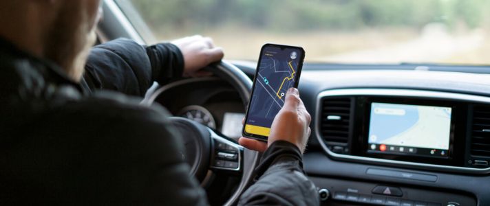 Je telefoon gebruiken in de auto in 2023: hoe duur komt het je te staan?